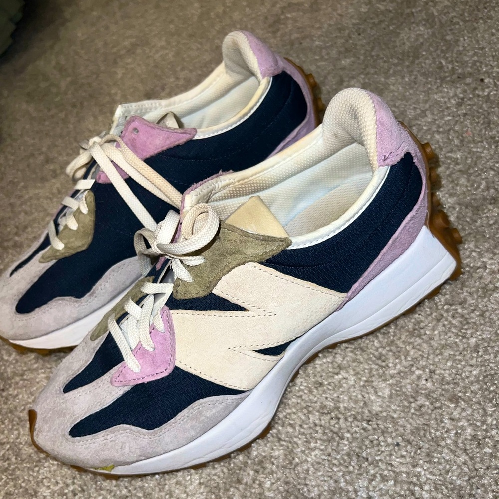 New Balance 327.